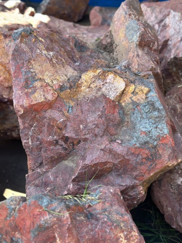 Камни для ландшафтного дизайна красно-фиолетовые 10-60 килограмм купить в Яхрома