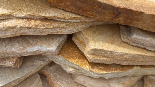 Плитняк златолит жёлтый золотистый для отмостки купить в Яхрома