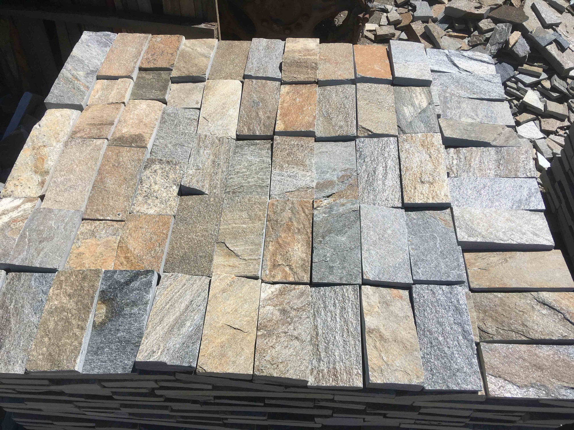 Плитка пилёная златолит Уральский для цоколя, отмостки купить в Яхрома