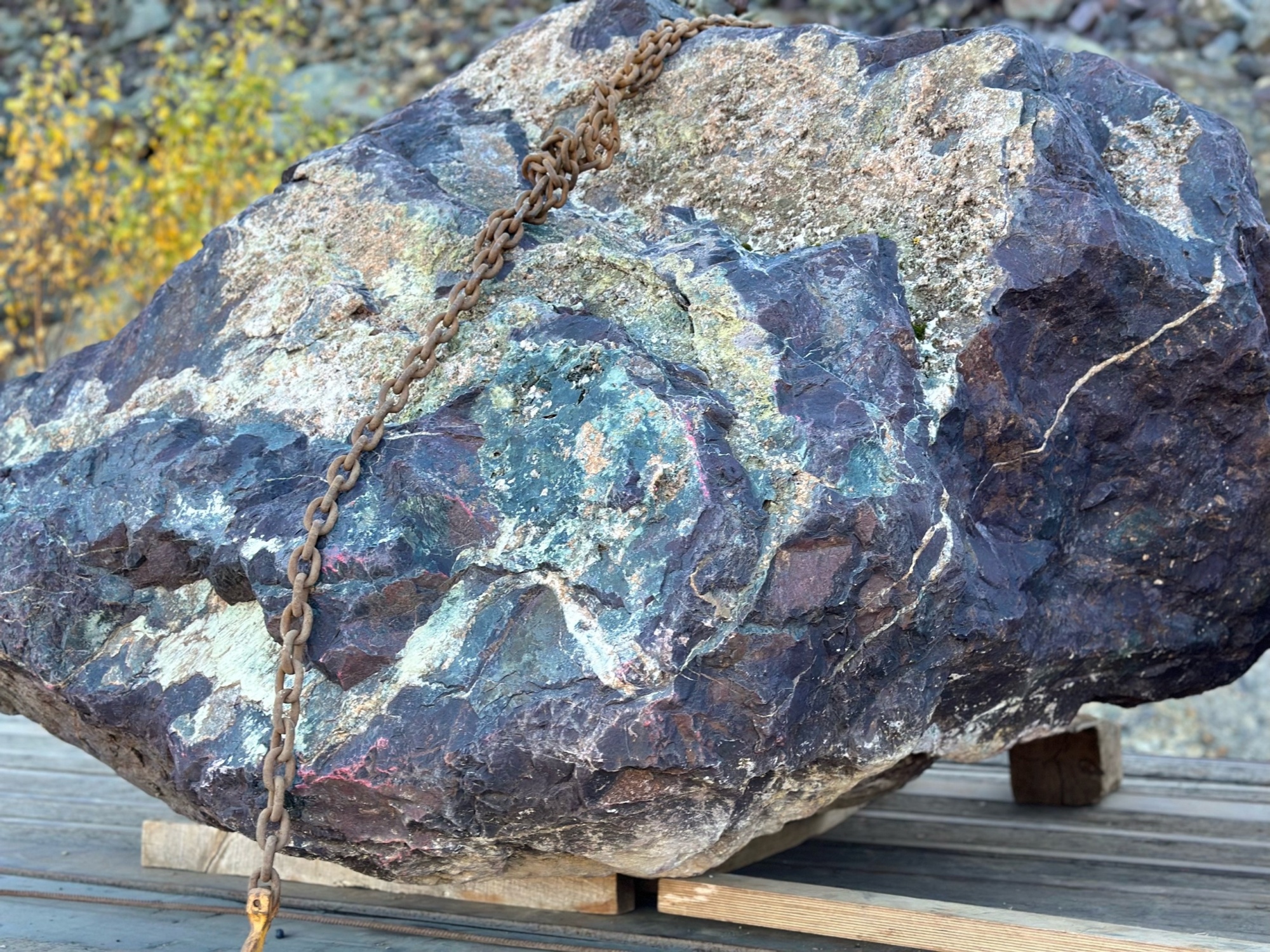 Огромные красно-фиолетовые валуны для ландшафтного дизайна весом более 5 тонн купить в Яхрома