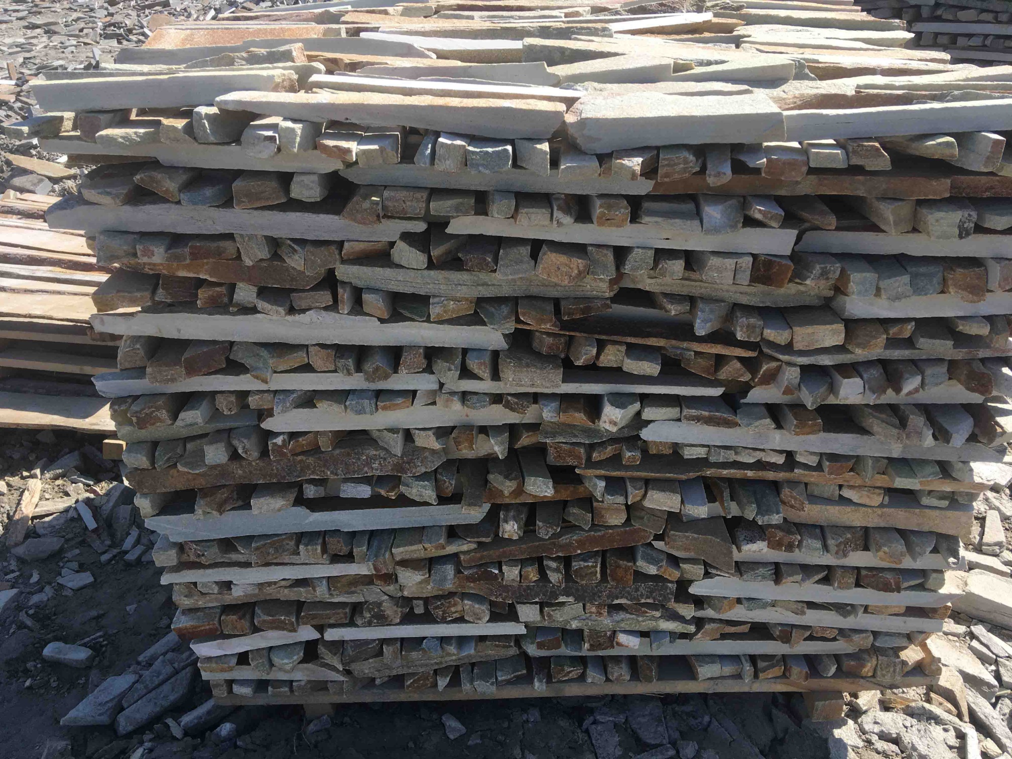 Горбушка златолит золотистый для облицовки купить в Яхрома