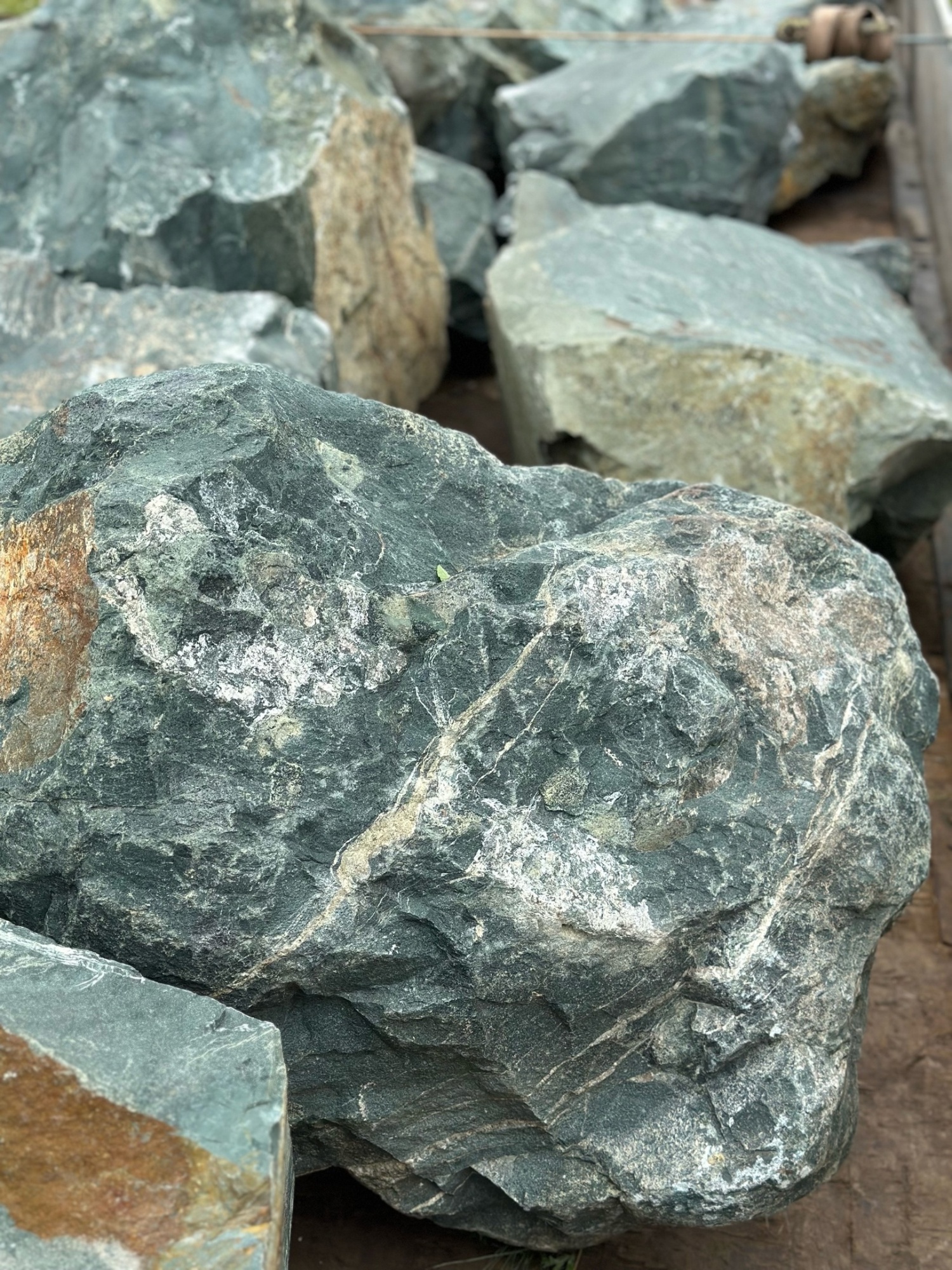 Камни для ландшафтного дизайна зелёные 10-60 килограмм купить в Яхрома