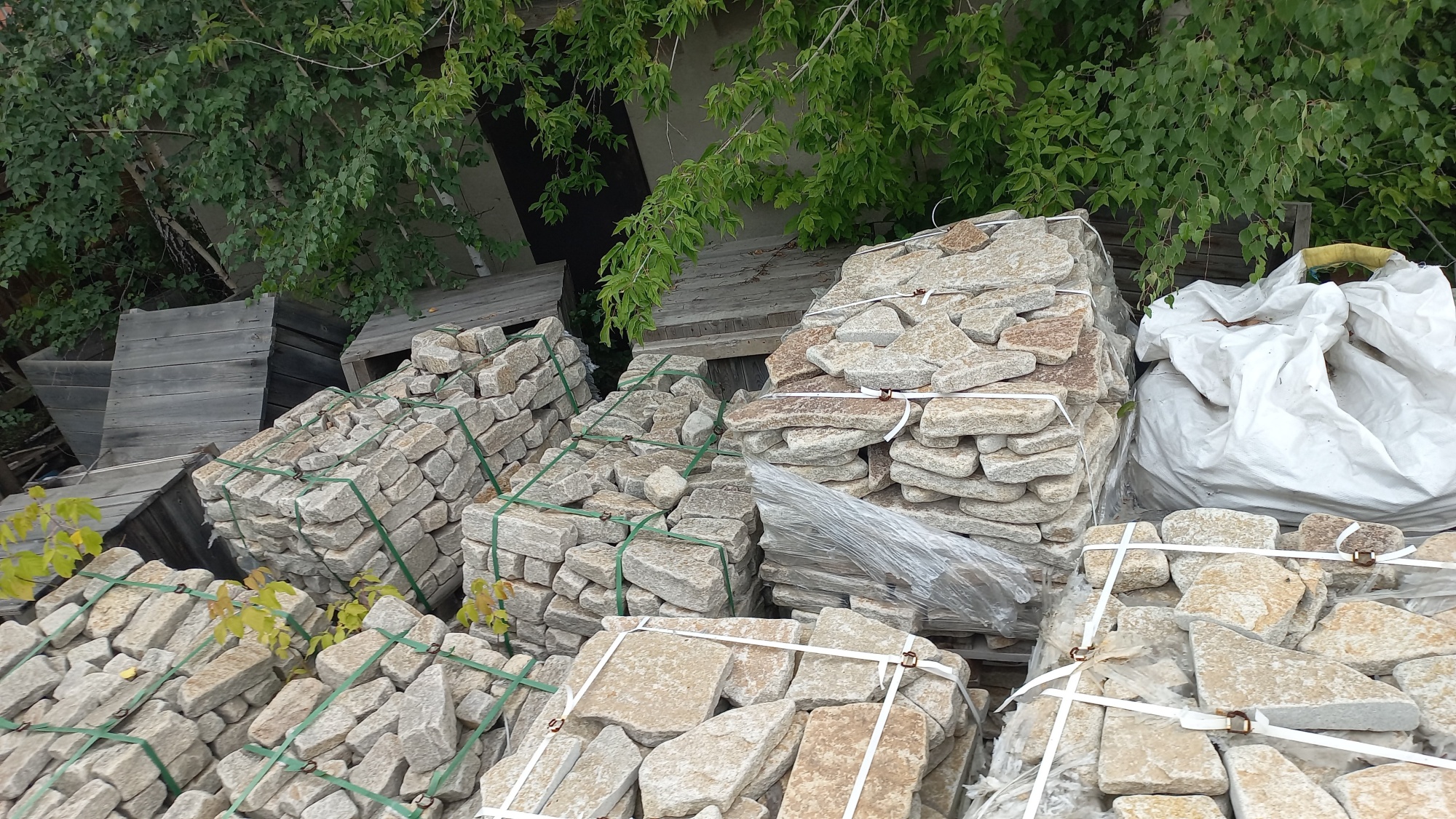 Плитняк гранитный галтованный купить в Яхрома