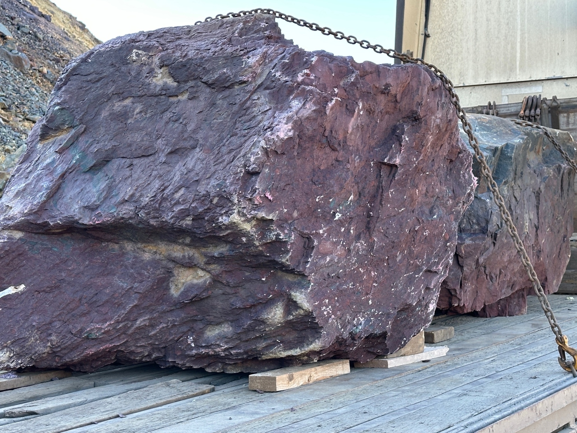 Огромные красно-фиолетовые валуны для ландшафтного дизайна весом более 5 тонн купить в Яхрома