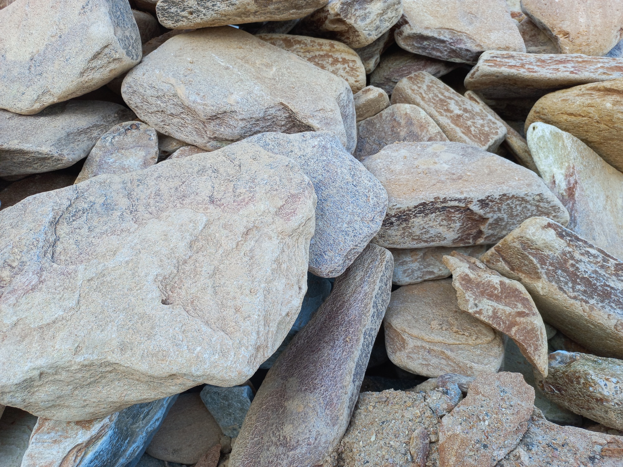 Златолит жёлтый, жёлто-зелёный глыбки и валуны для ланшафтного дизайна купить в Яхрома