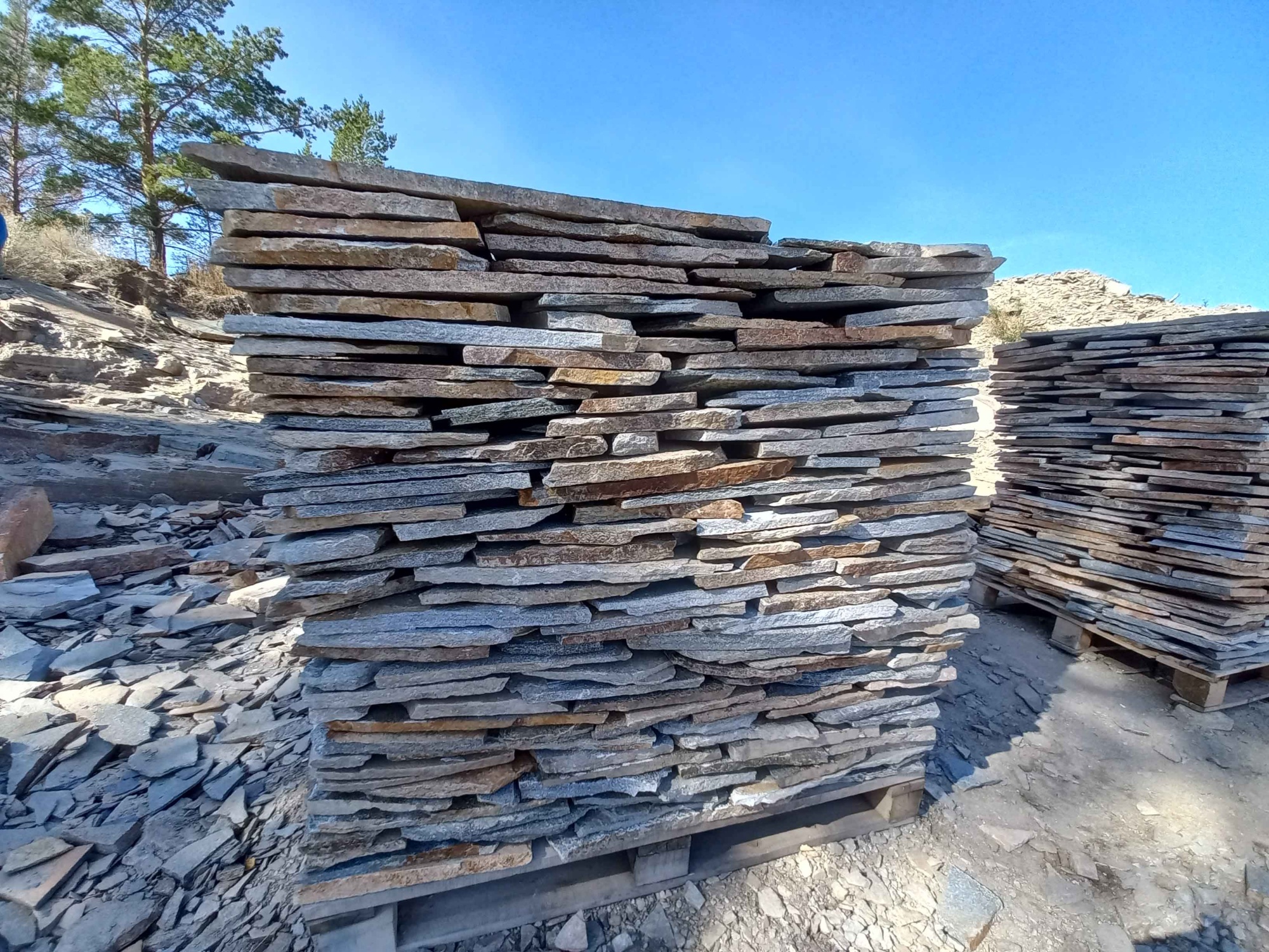 Плитняк златолит серебристый для фасада купить в Яхрома