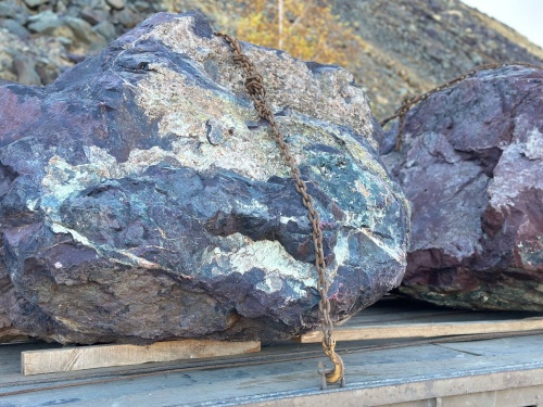 Огромные красно-фиолетовые валуны для ландшафтного дизайна весом более 5 тонн купить в Яхрома