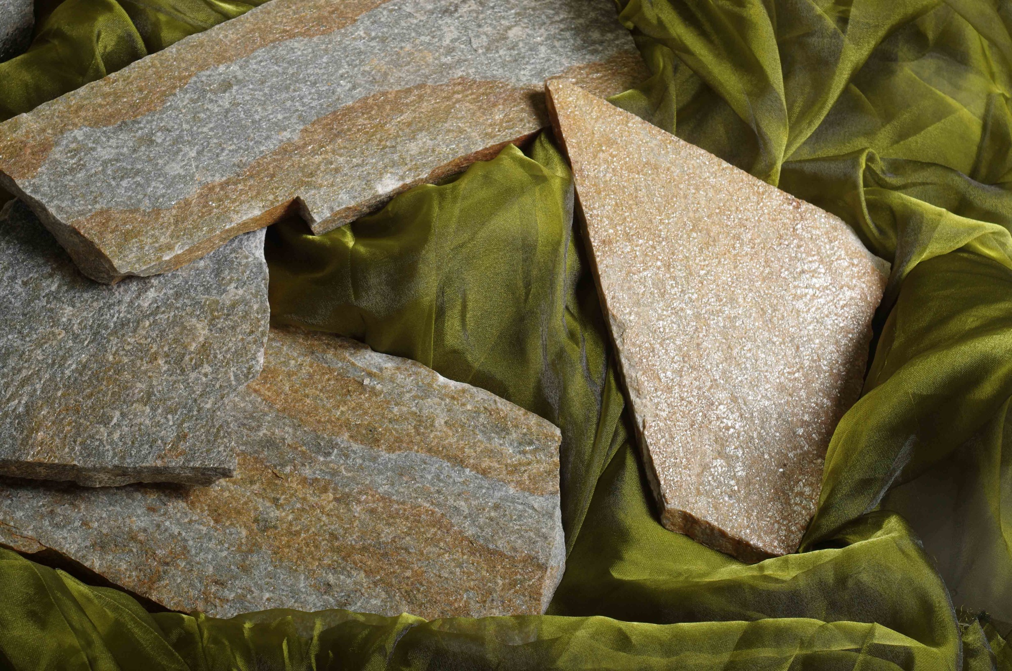 Плитняк златолит Уральский для цоколя, отмостки купить в Яхрома