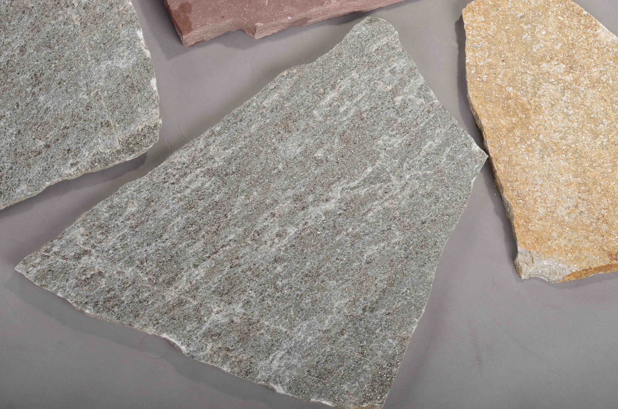 Плитняк златолит Уральский для цоколя, отмостки купить в Яхрома